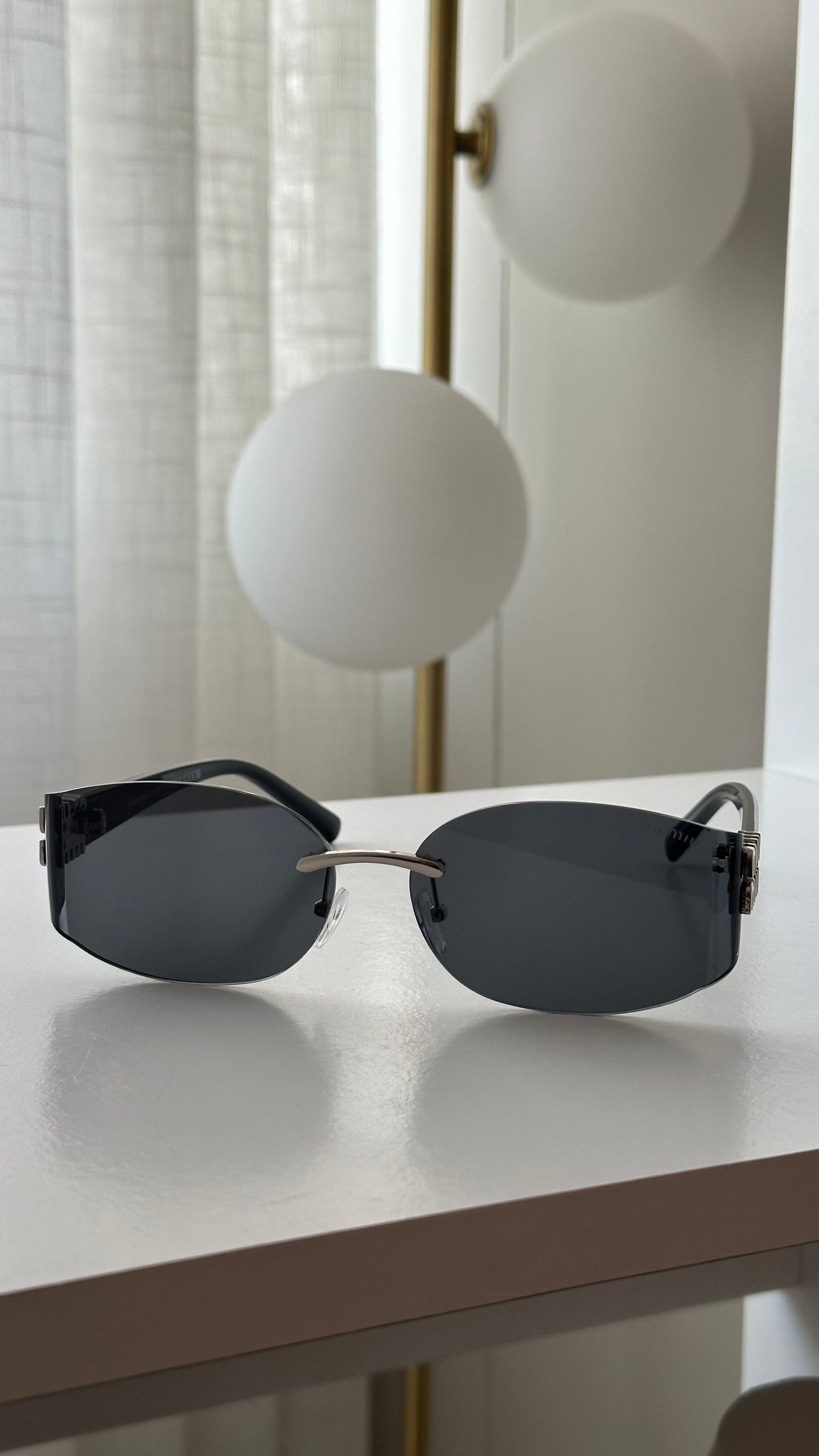 Negro con detalle plateado