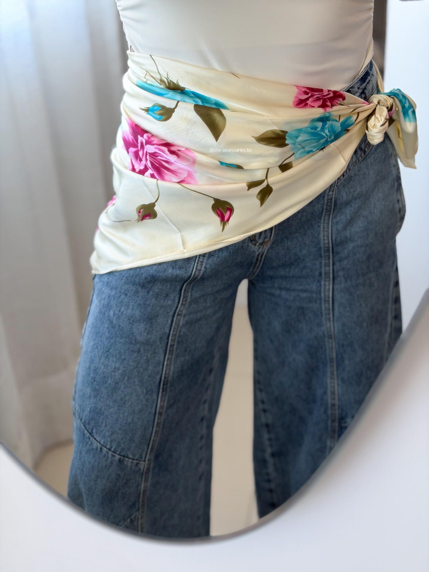 Pañoleta blanca con detalles celeste y morado