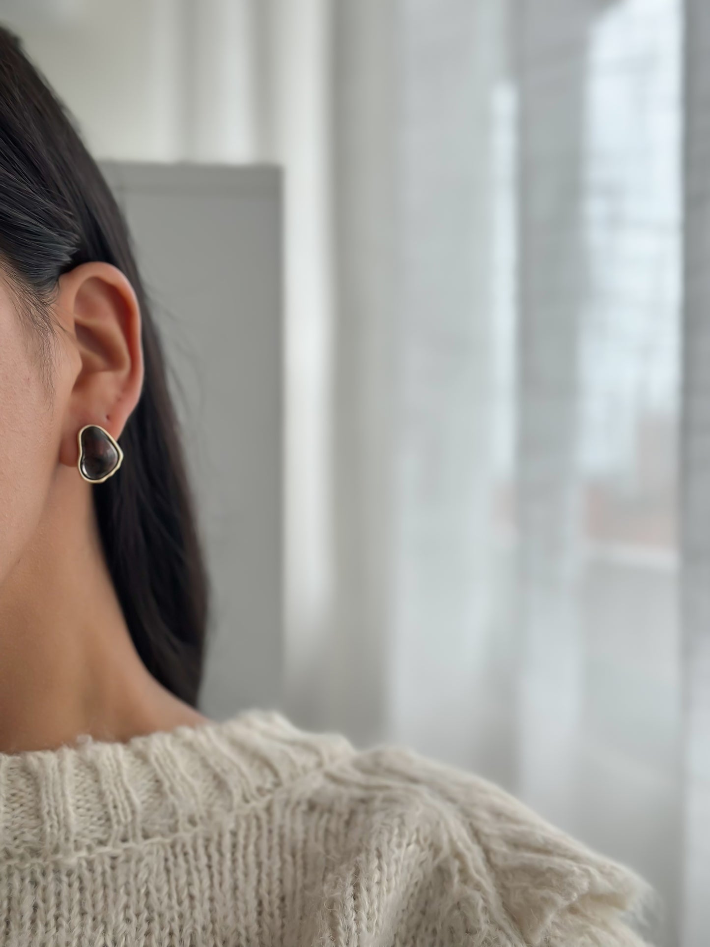 Arete mitad corazón negro