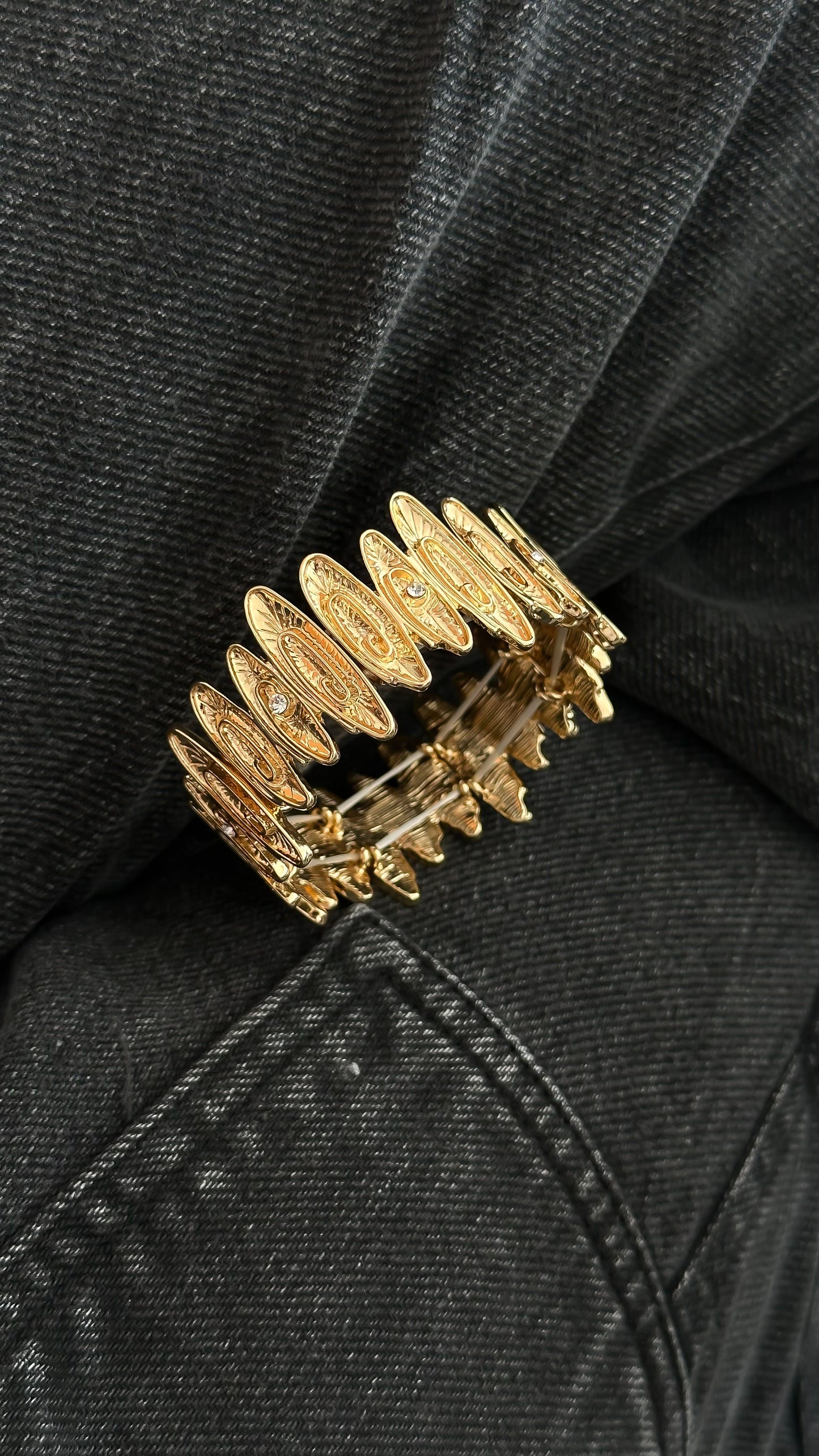 Brazalete elástico se acomoda a su muñeca