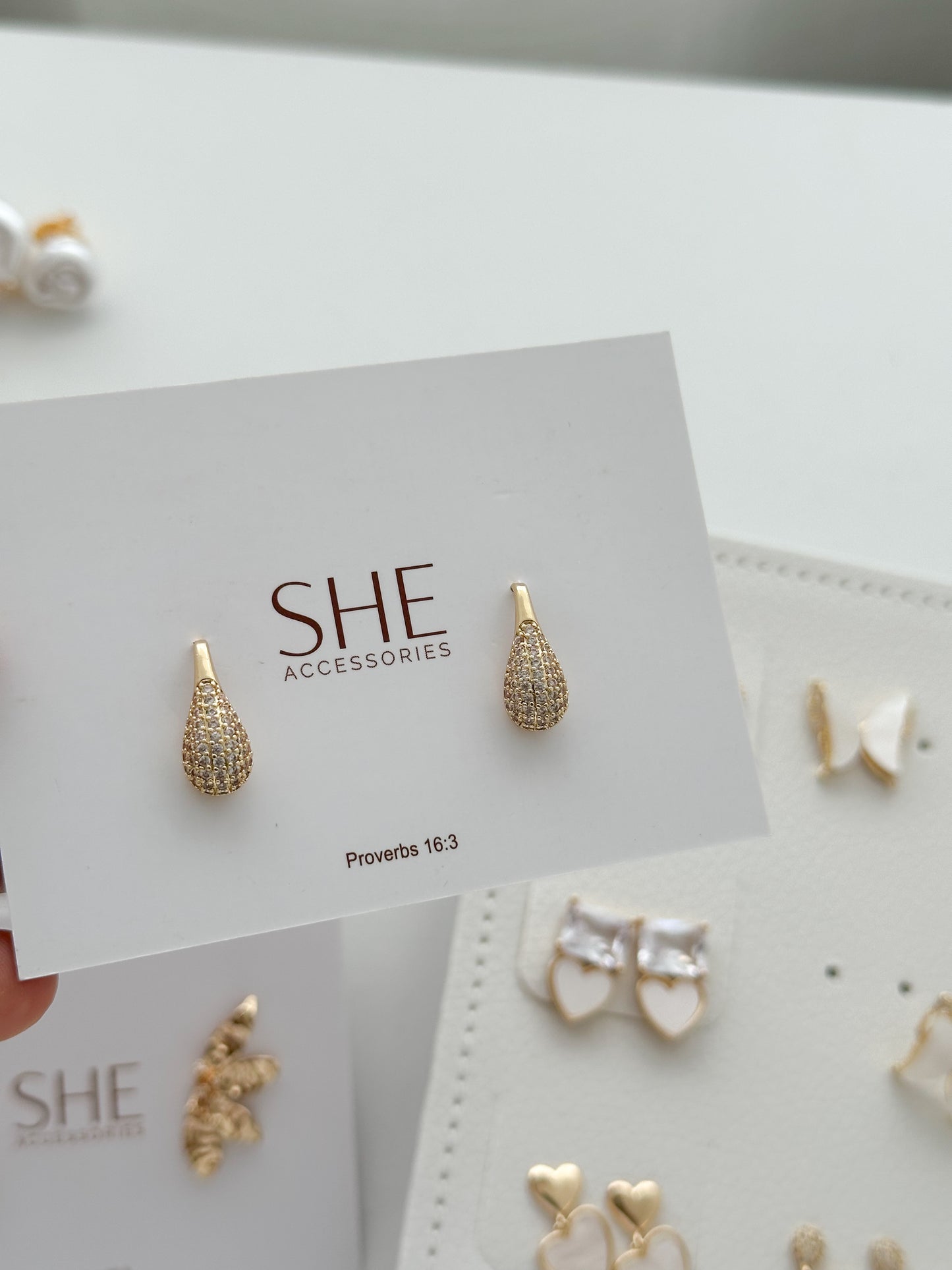 aretes gota tipo gancho