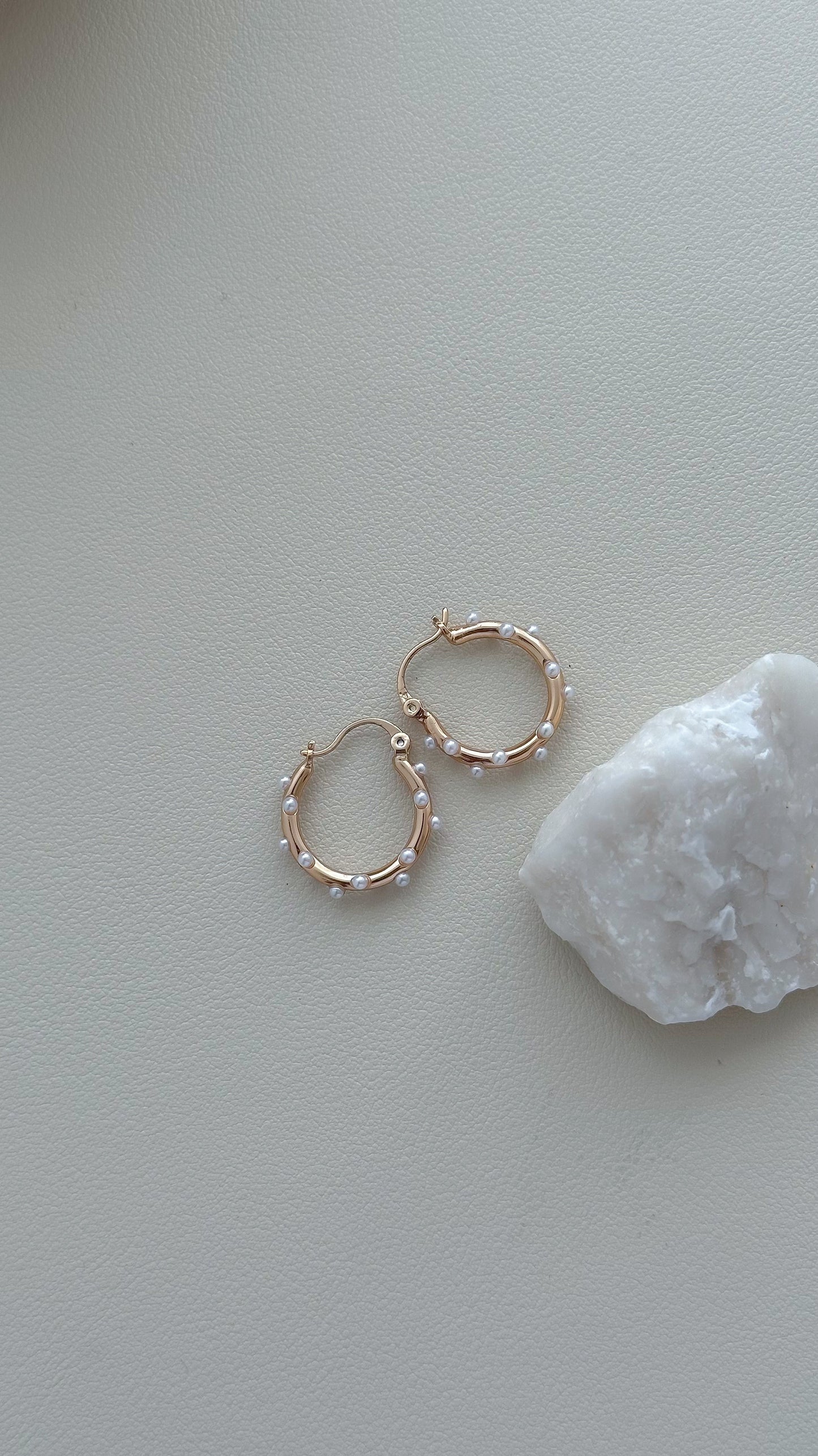 Argollas perlas incrustadas