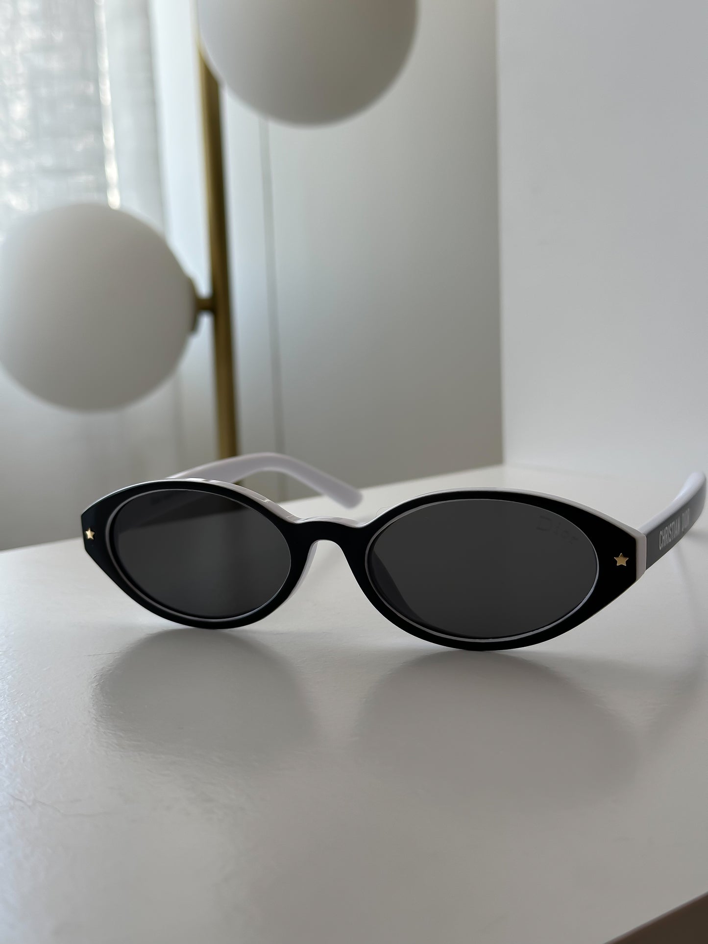 Negro + detalle blanco