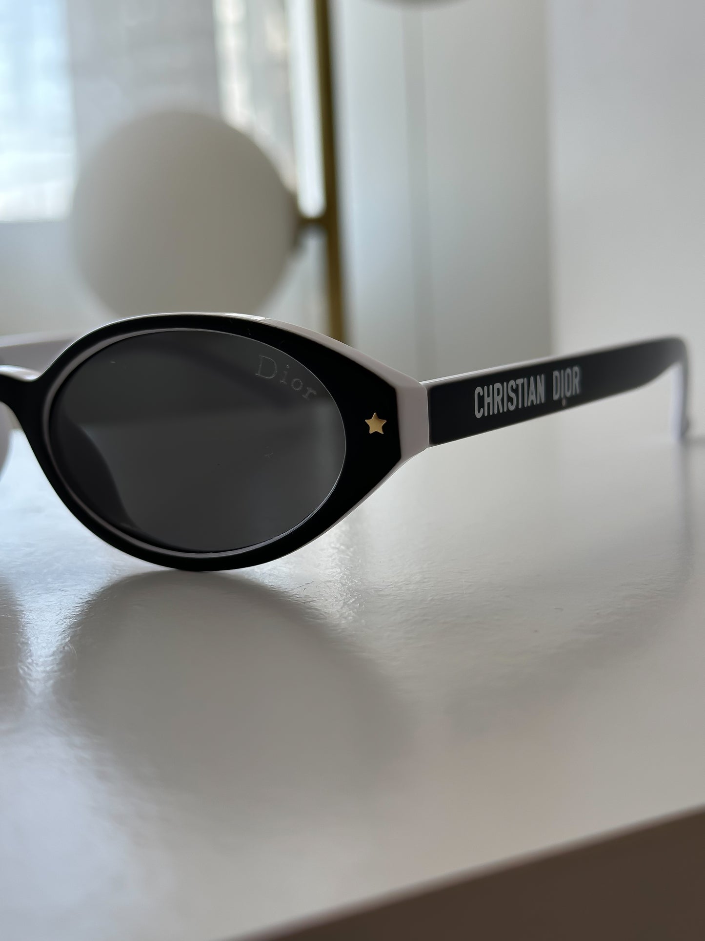 Negro + detalle blanco
