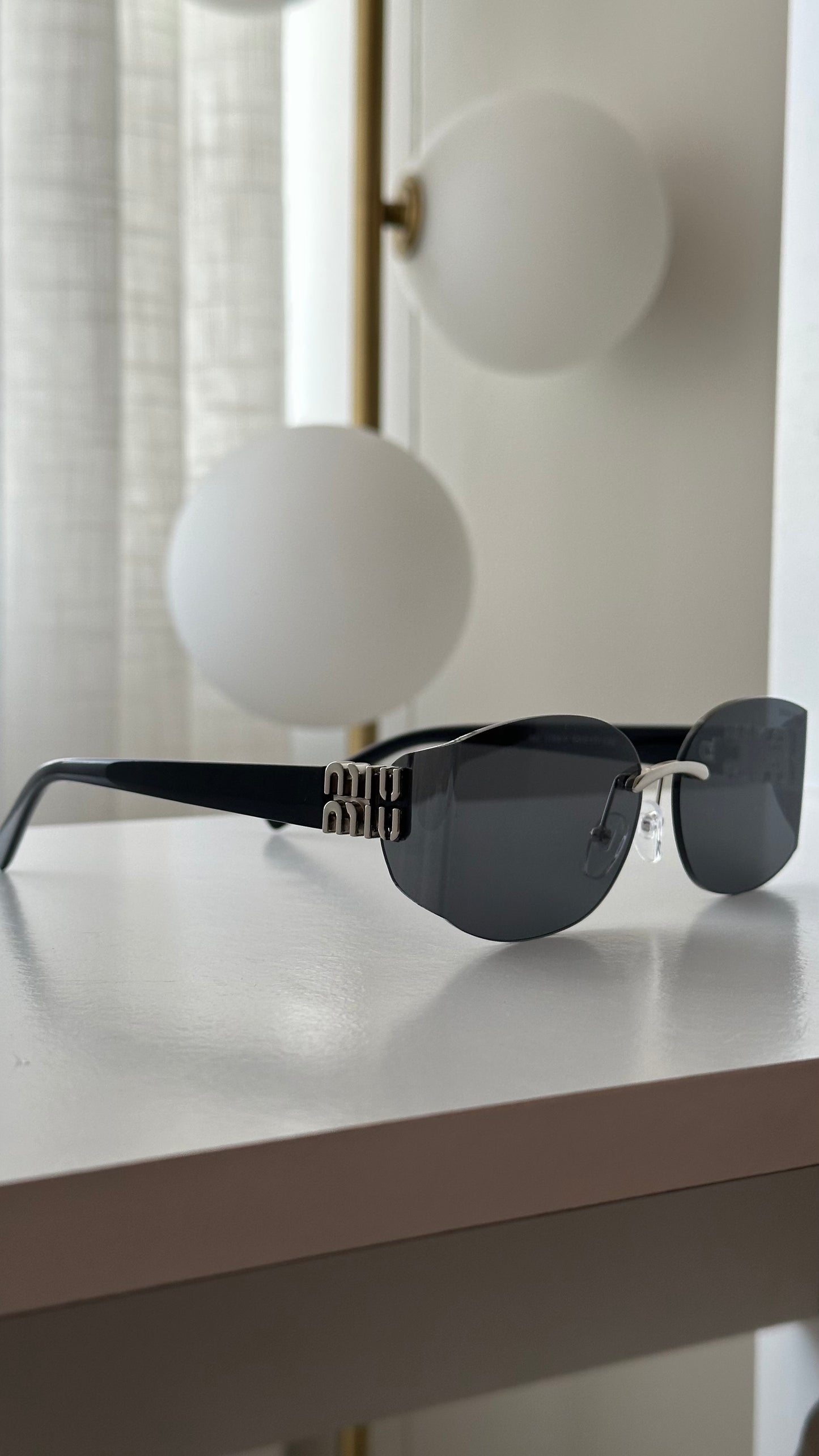 Negro con detalle plateado