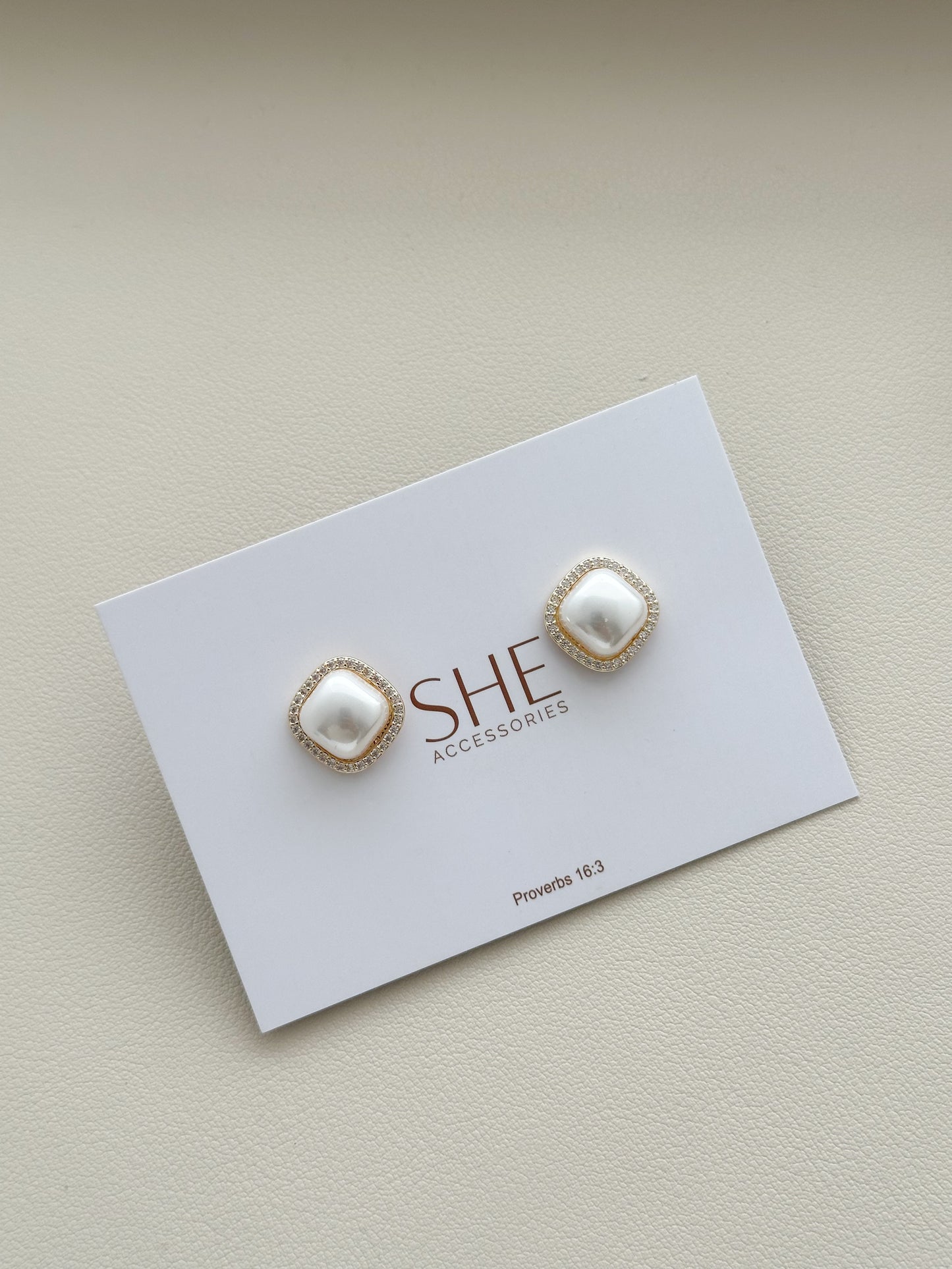 aretes perla cuadrada