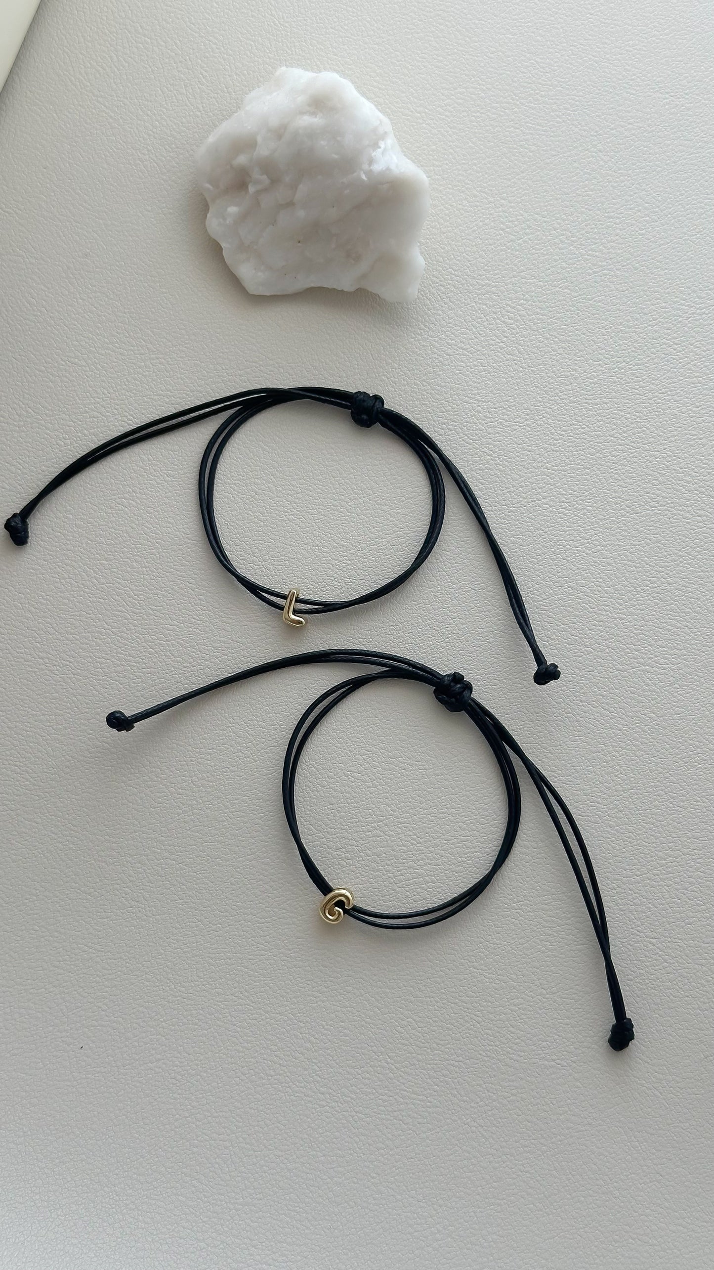 Pulsera con inicial liso (dorado)
