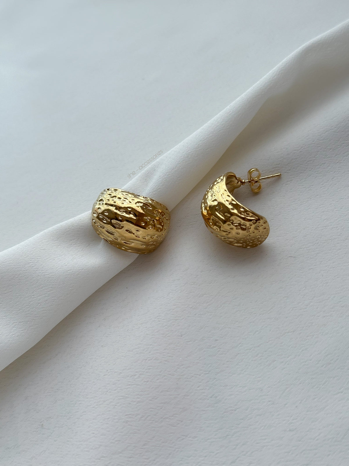 Aretes gorditos texturados