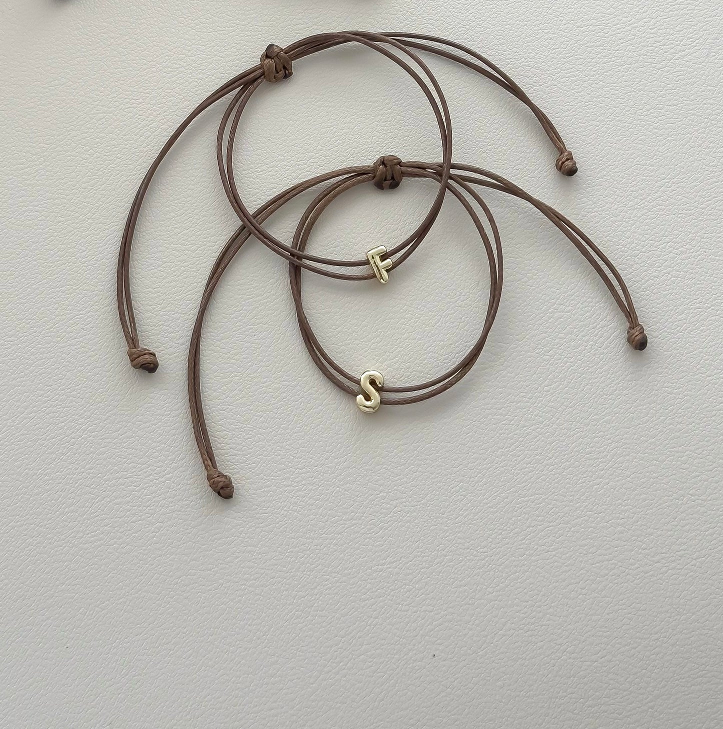 Pulsera con inicial liso (dorado)