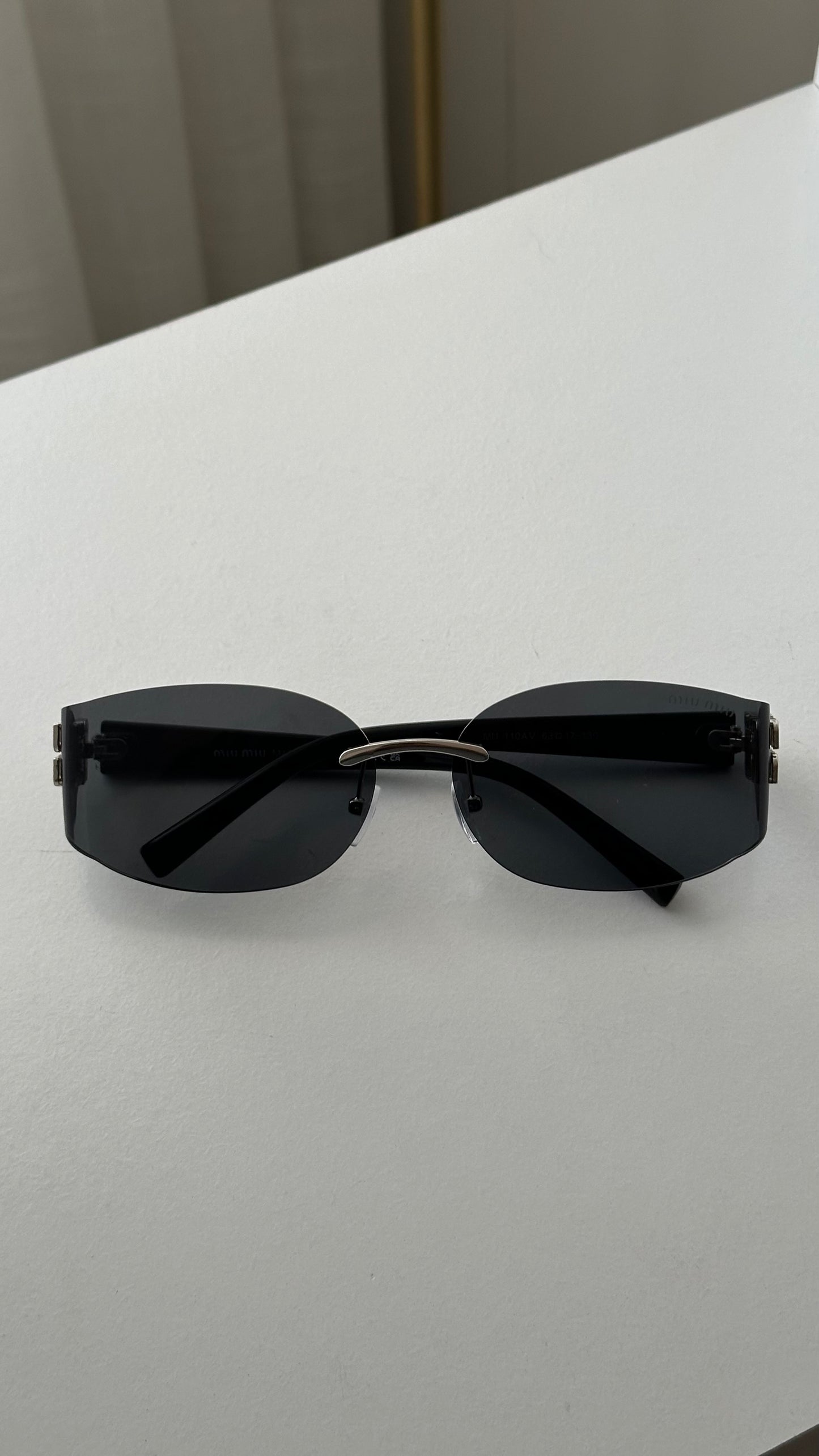 Negro con detalle plateado