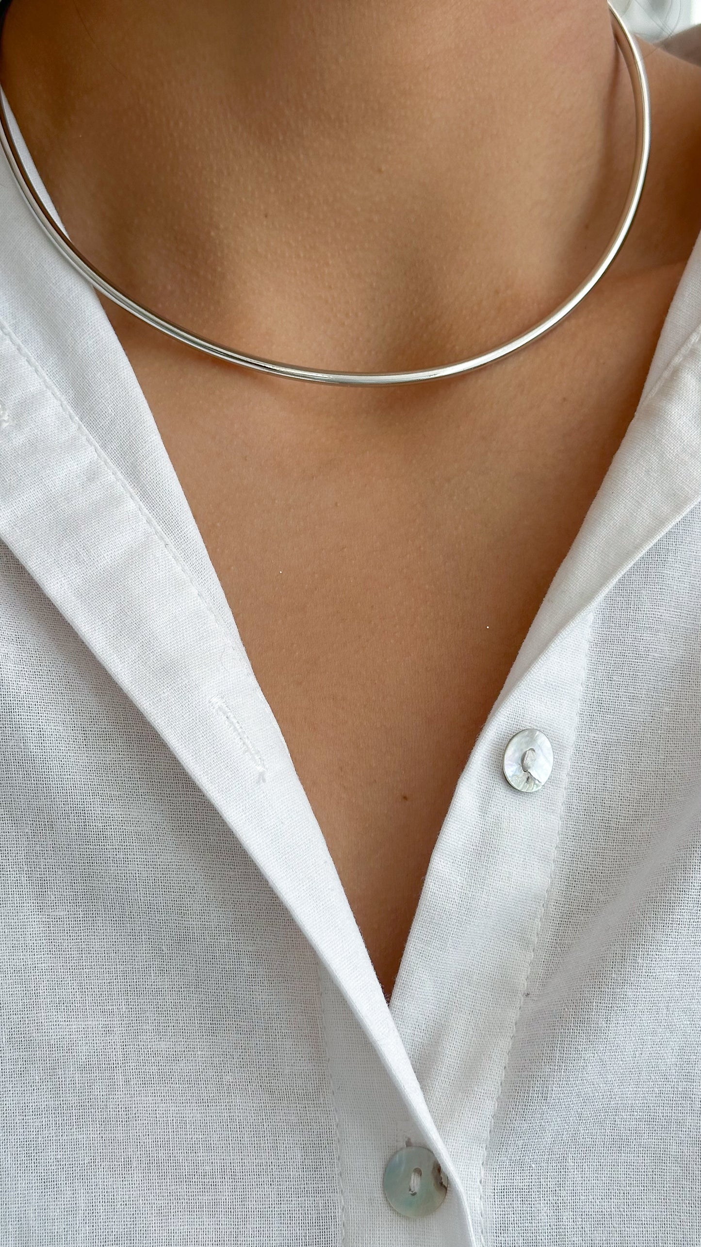 Collar rígido plateado