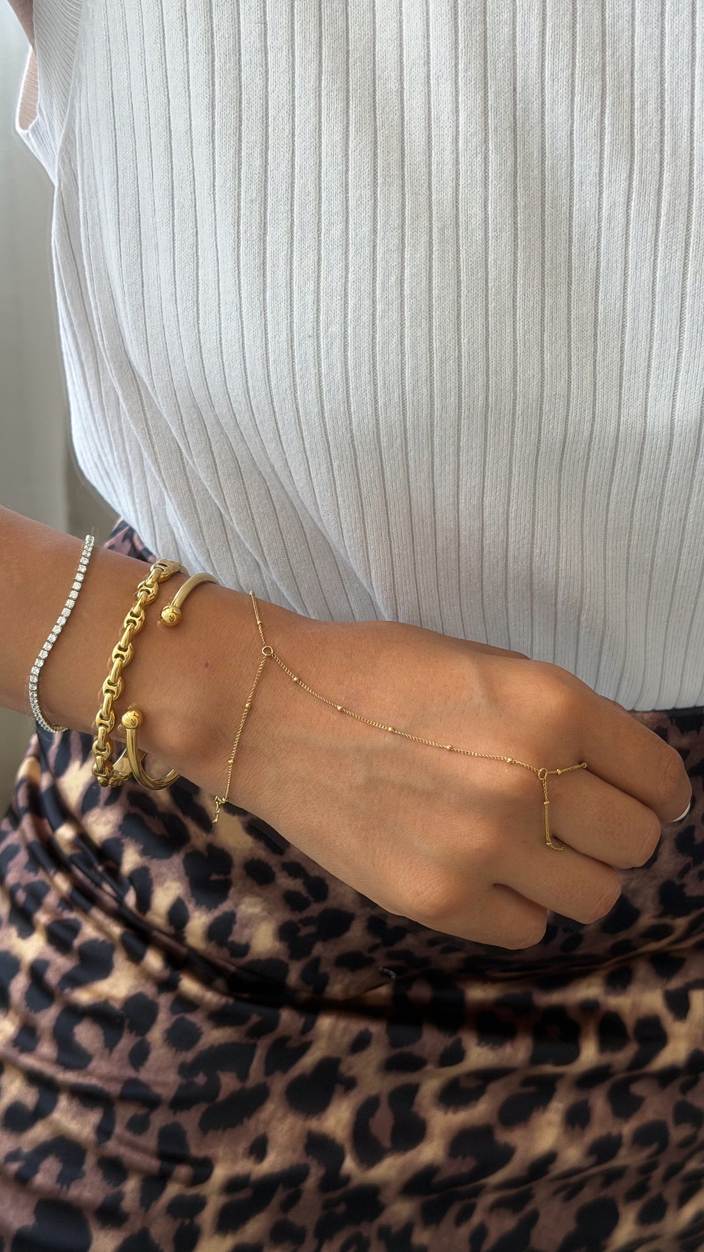 Hand chain puntos dorados