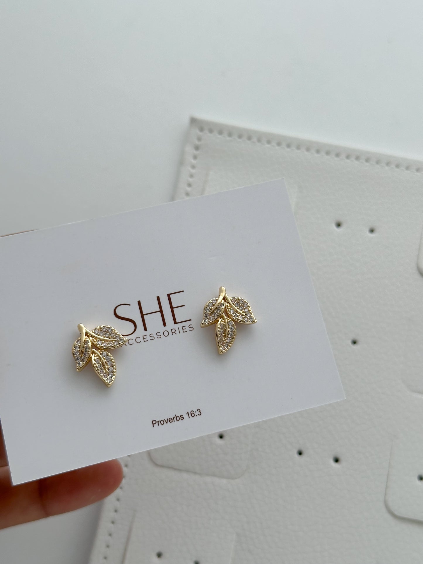 aretes hojas