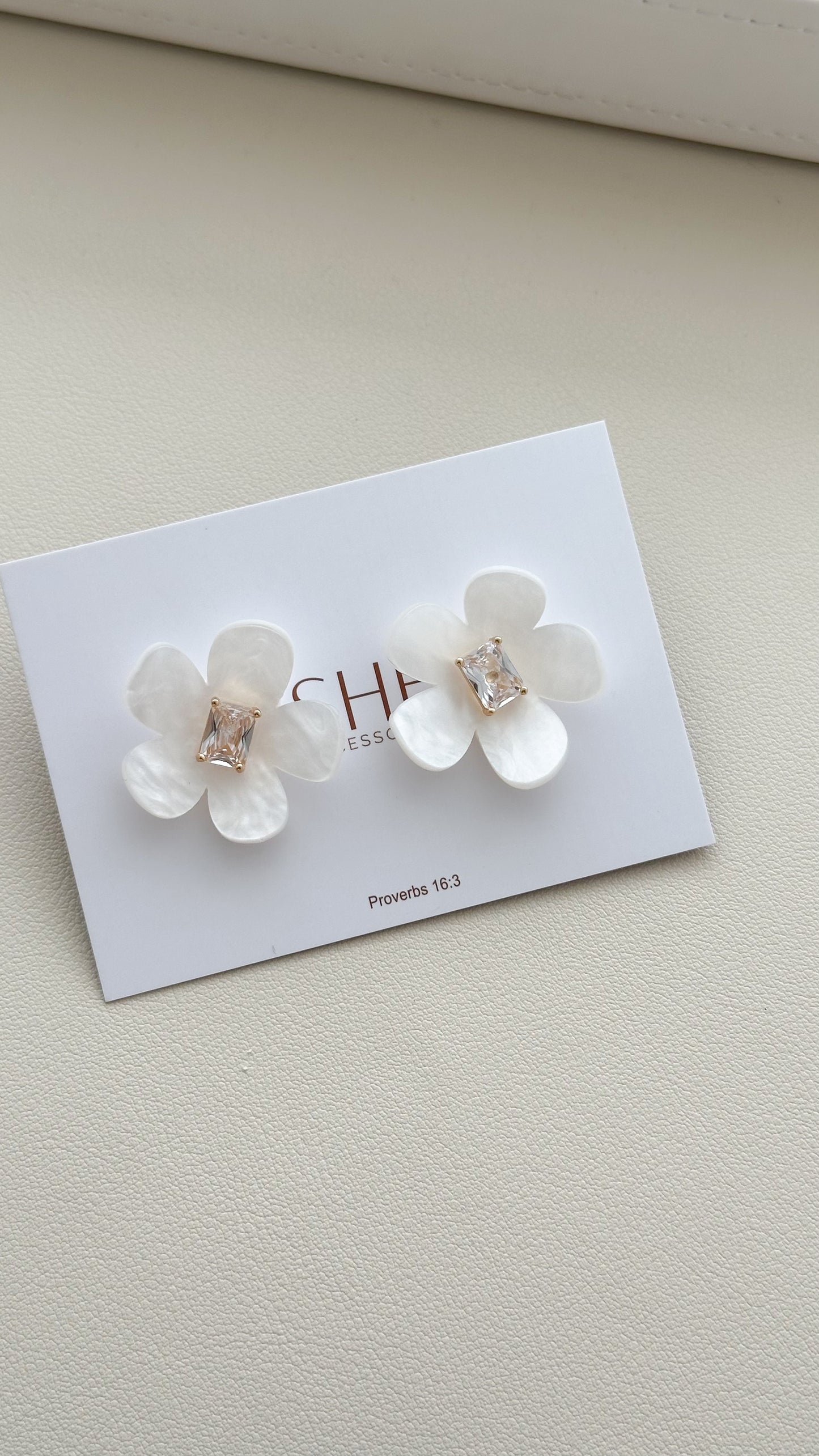 Aretes flor nacarado