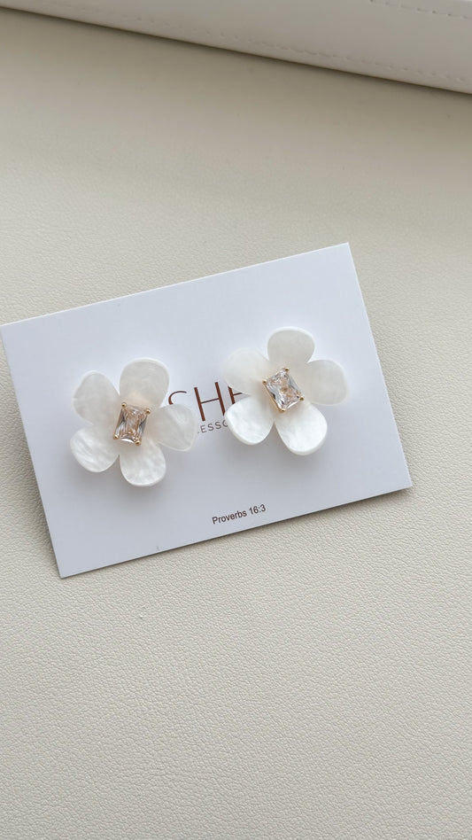 Aretes flor nacarado
