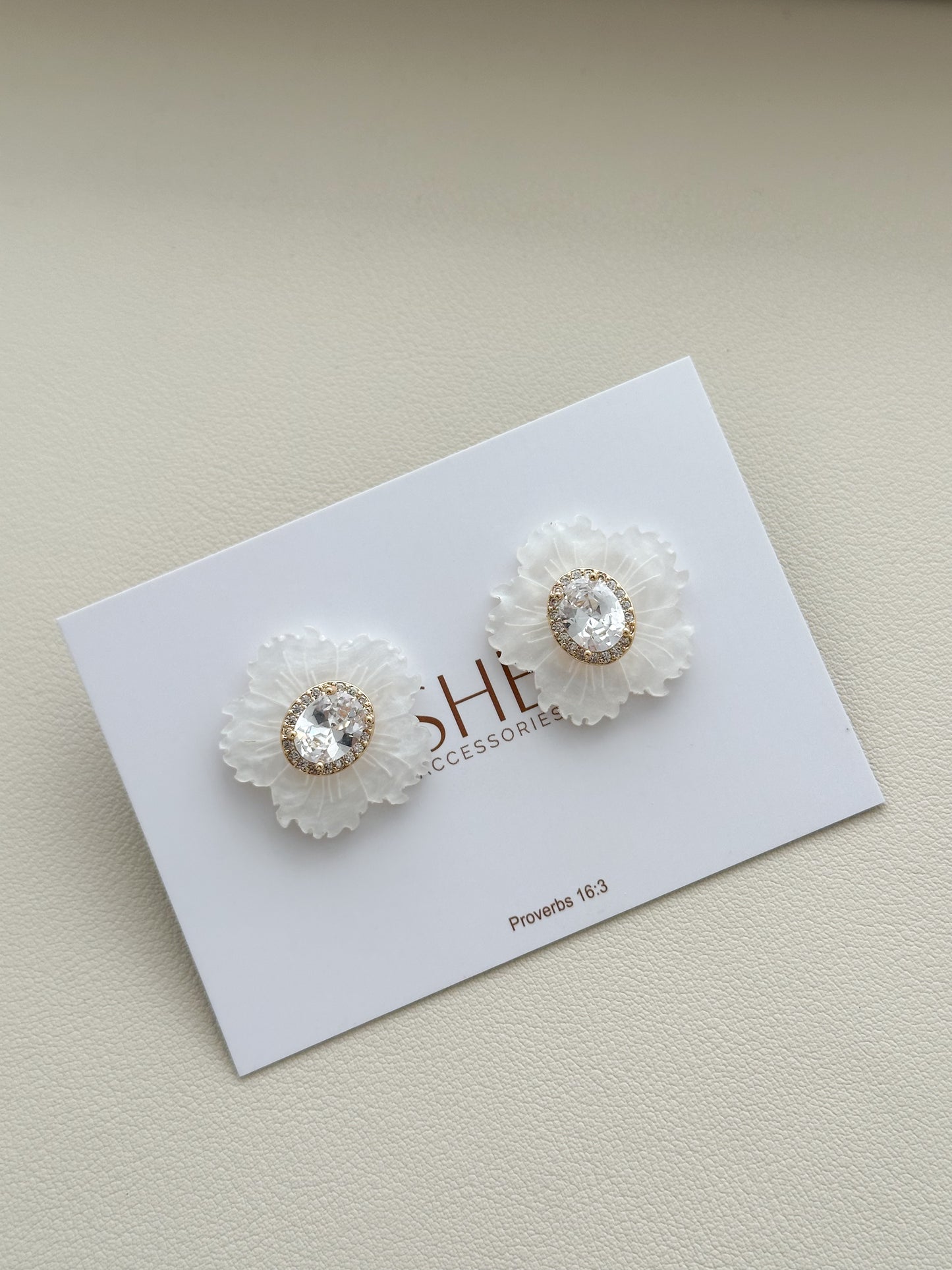 aretes flor punto de luz ovalado