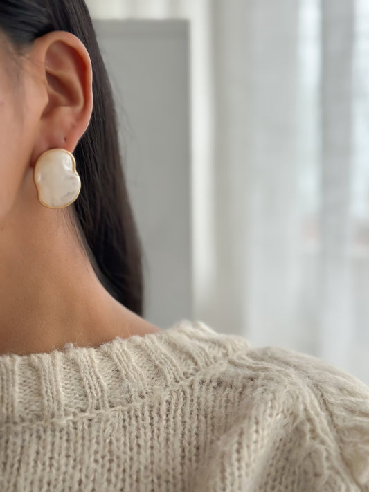 Arete ovalado blanco