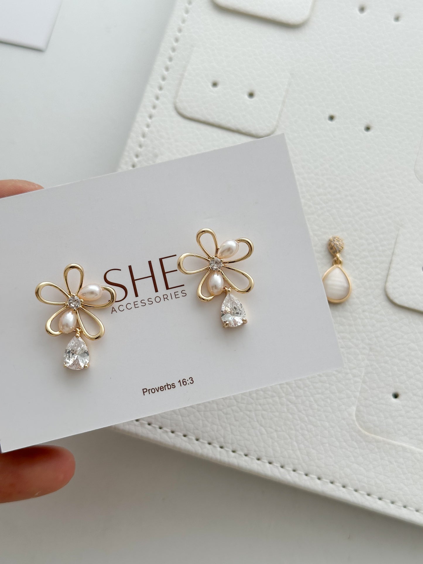 aretes flor silueta