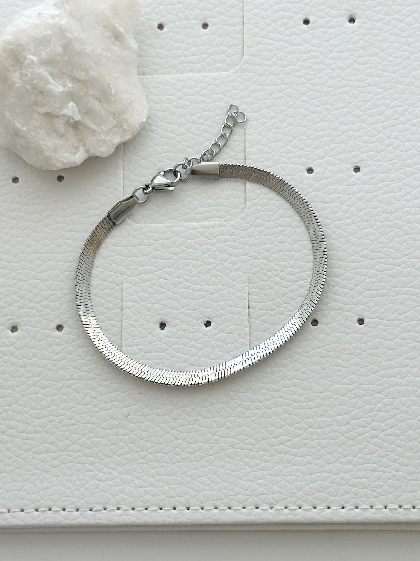 Pulsera plana plateada