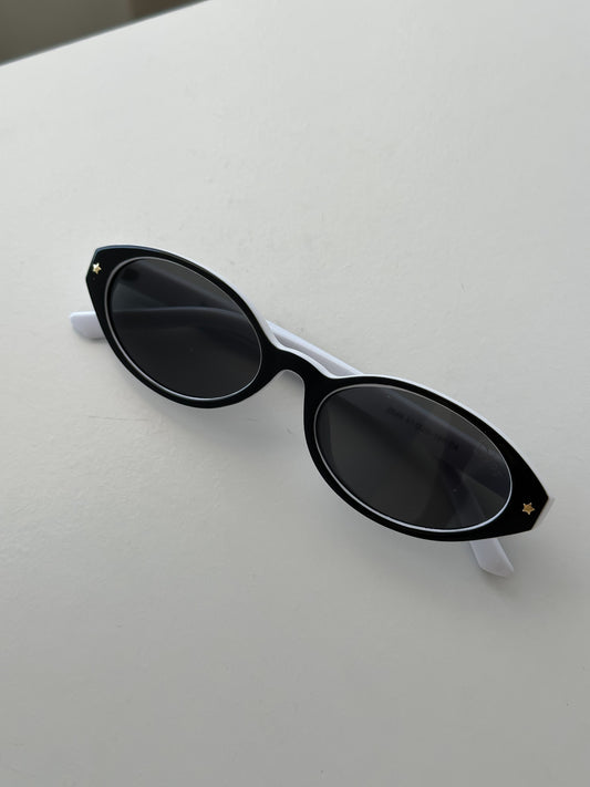 Negro + detalle blanco
